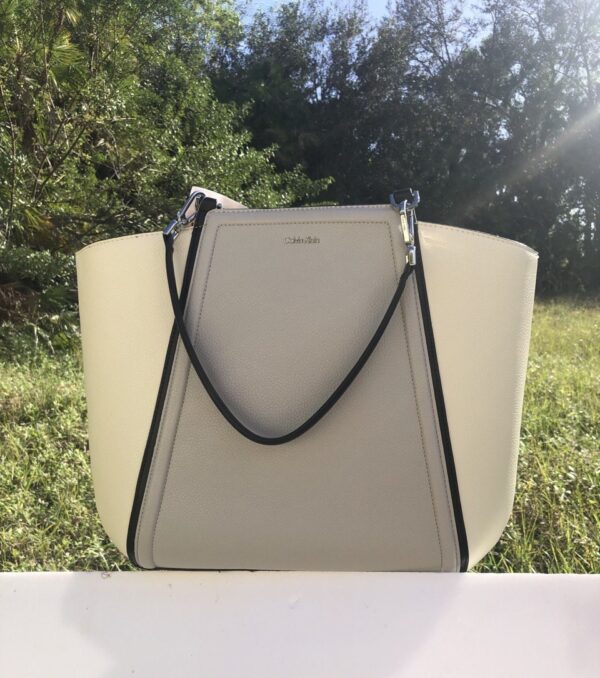 CARTERA BOLSO CALVIN KLEIN PLOMO Y CREMA